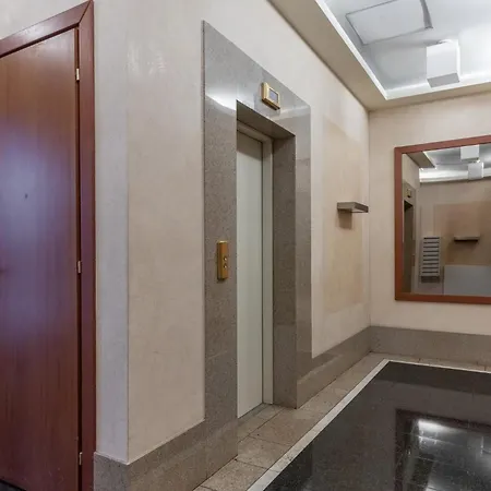 Premier 2bd Old Town Apartment